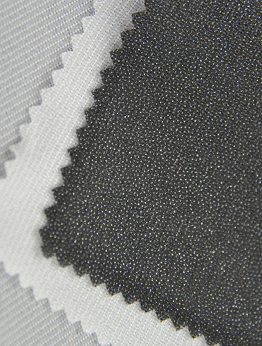 L'interfodera della camicia è uno strato aggiuntivo di tessuto aggiunto all'interno degli indumenti per aggiungere spessore